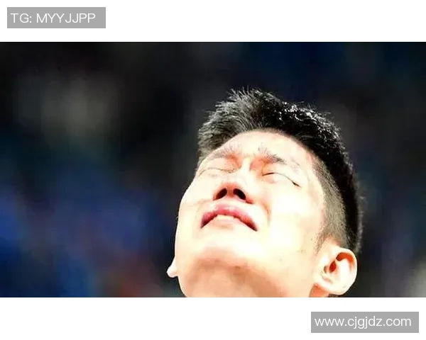 球员为亡父进球后跪地痛哭，令人泪目